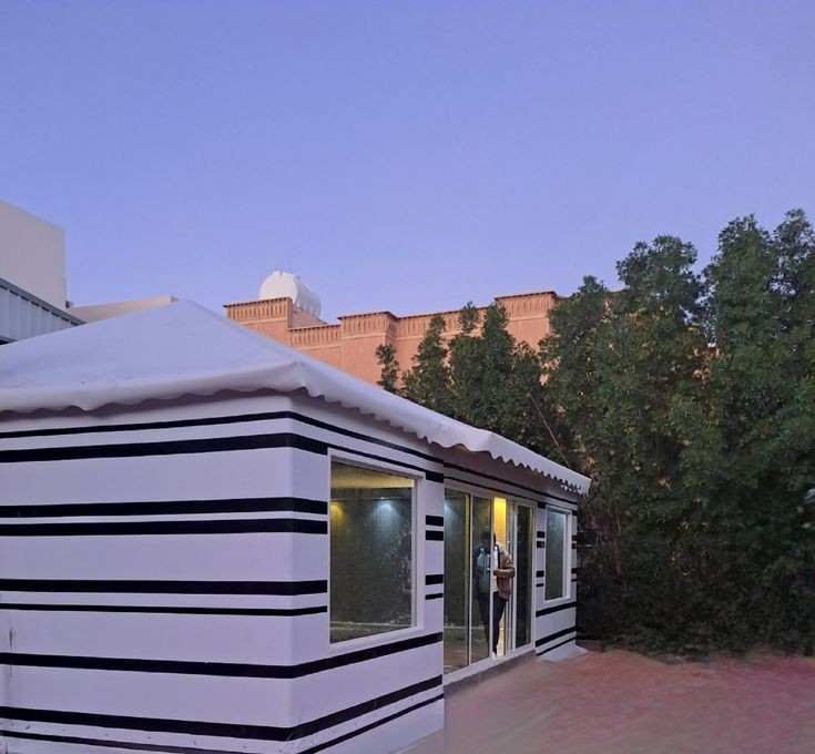 خيام ملكية فاخرة 
تصاميم راقية تجمع بين الأصالة والفخامة مثالية للمناسبات والاستراحات وتضيف هيبة وجمال على المكان

#خيام_ملكية
📞 wa.me/966537447407  🌐 mizalaatwakhiamalriyad.com
"فوز هلالي"
"درب الحايرين"
#الهلال_الشباب