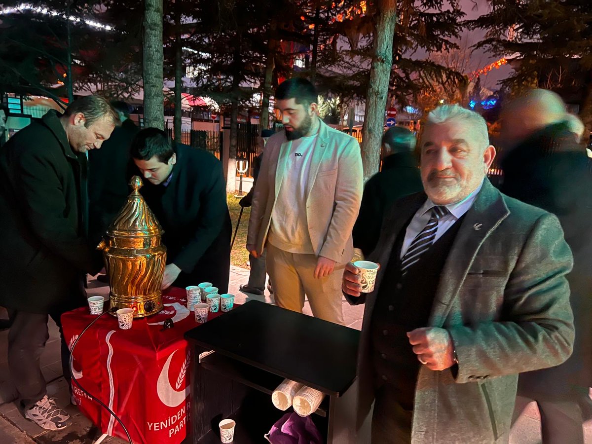 Ankara İl Gençlik Kolları ve Etimesgut İlçe Başkanlığımızla, Cennetmekân Erbakan Hocamızı Genel Merkez Hamidiye Camii’nde dualarla yâd ettik. Mevlid çıkışı vatandaşlarımıza sahlep ikram ettik.