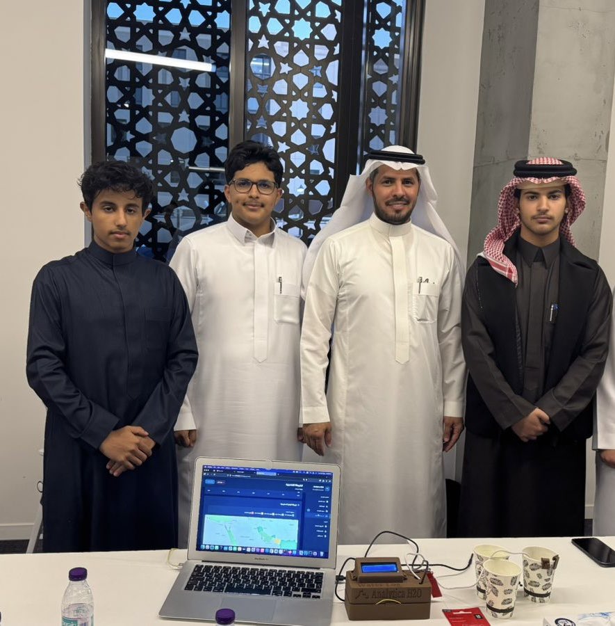 ANASNALGHAMDI's tweet photo. الحمد لله، تخرجت اليوم من معسكر تحليل البيانات في @TuwaiqAcademy بعد 100 ساعة تدريبية مكثفة.

أجمل ما في اليوم هو حضور والدي @Dr_NaifSM في حفل التخرج، دعمه هو الفضل بعد الله في كل نجاح أصل له.

شكراً لطاقم الأكاديمية على هذه التجربة المثرية والقادم أفضل بإذن الله.
#أكاديمية_طويق https://t.co/ofv6uJgj5L