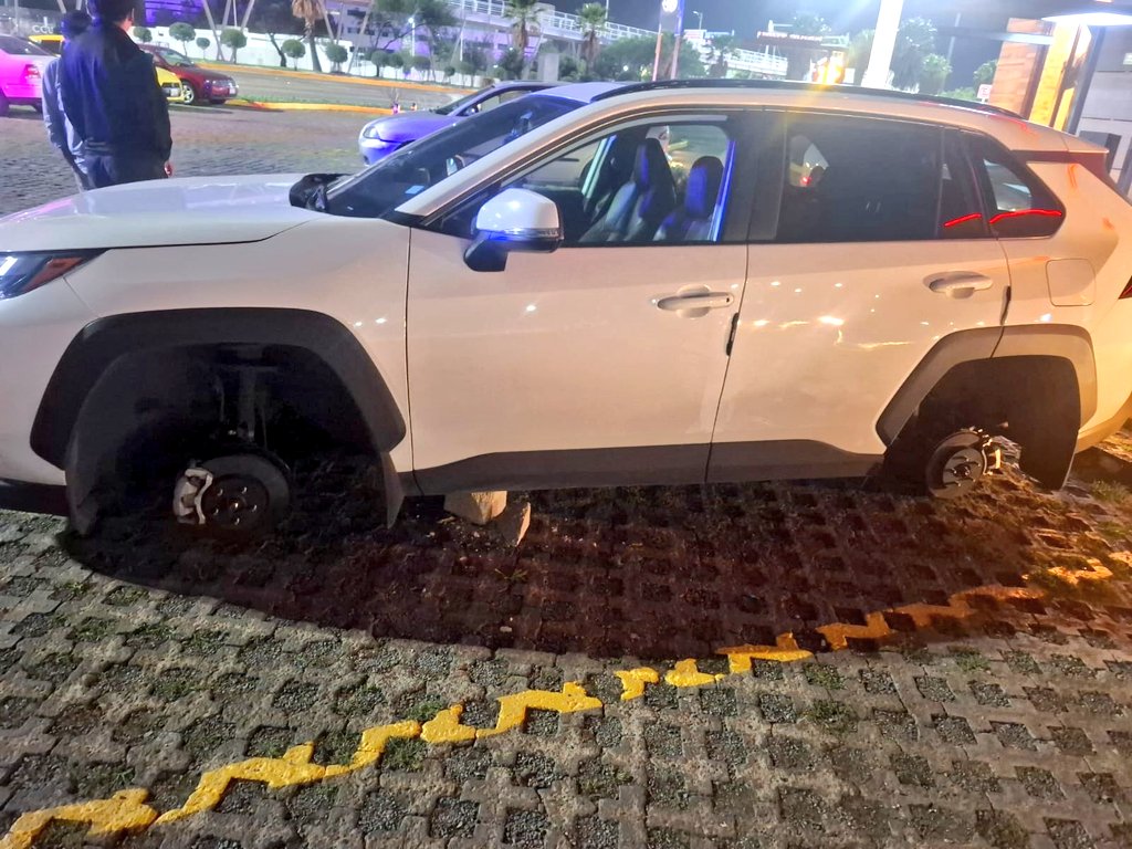 🌞 San Andrés Cholula de día / 🌘 San Andrés Cholula de Noche 

Los retenes para infraccionar a los trabajadores de la construcción de la zona de Lomas de Angelópolis, son un descaro. Regularmente estos operativos NO buscan prevenir actos delictivos, sino extorsionar a las