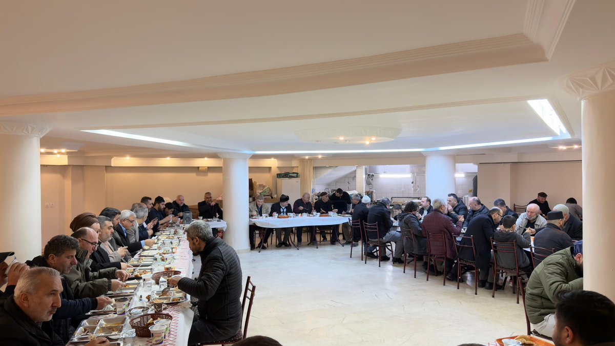 burakcifci34's tweet photo. İlçe Yönetim Kurulu Üyemiz @sabritonbul28 un vefat eden aile büyüklerinin hayrına vermiş olduğu iftar programına İlçe Müftümüz Hüseyin Aksoy, Ferhatpaşa Mahalle Muhtarımız Hakkı Kaya ve teşkilat mensuplarımız ile katıldık.

Ramazan ayının birlik, beraberlik ve paylaşma ruhunu hep birlikte yaşadığımız bu güzel programda emeği geçenlere teşekkür ediyor, soframızı ve muhabbetimizi paylaşan tüm komşularımıza şükranlarımızı sunuyoruz. 🌙

#BirOlmakRuhumuzdaVar 

@atasehirakparti 
@abdullahozdemir