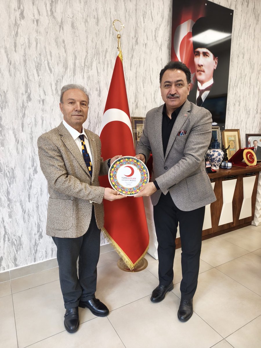 Kocasinan ilçe milli eğitim müdürümüz Sıddık Kaya Bey’i makamında ziyaret ettik karşılıklı görüş alışverişinde bulunduk kızılay’ın çalışmaları hakkında bilgi verdik birlikte işbirliği yaparak öğrencilerimize yardımcı olma konusunda fikir birliğine vardık nazik ev sahipliğinden