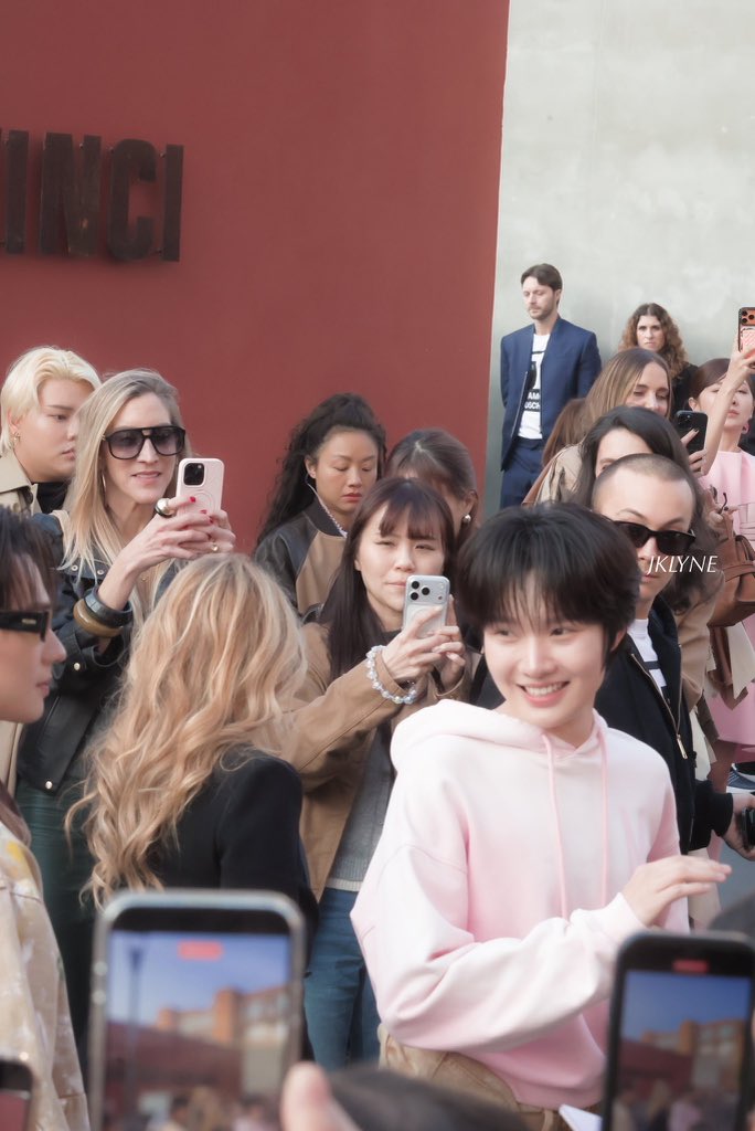 คือเห็นภาพแล้วอยากร้องไห้อะ ใครเข้าใจบ้าง ㅜㅜ 

KENG NAMPING IN MFW26
#MOSCHINOXKENGNAMPING
#MOSCHINOFW26 #MOSCHINO #MFW