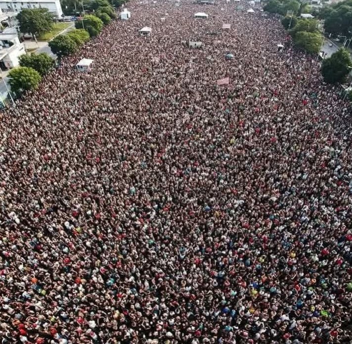 Name one celebrity that can pull this crowd easily🎤