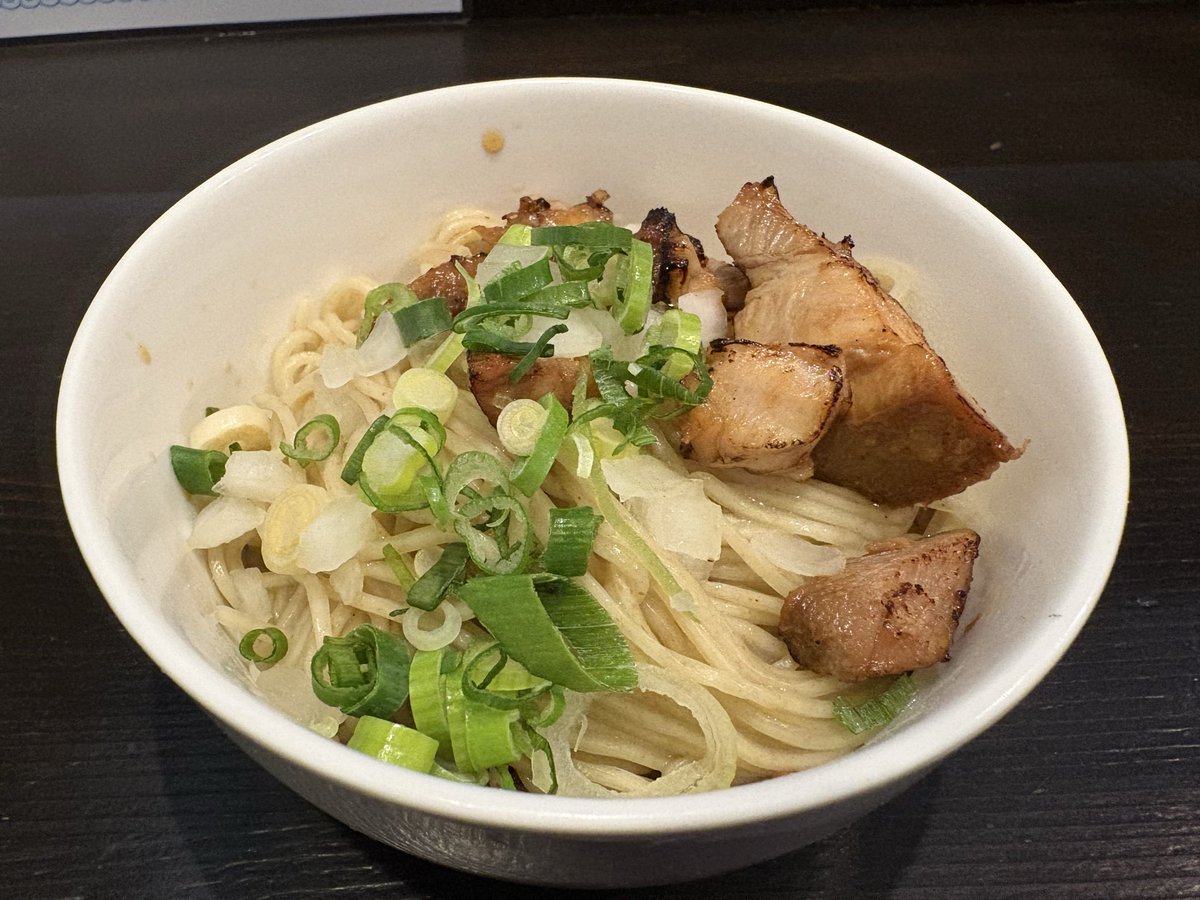 ramalchannel's tweet photo. 『 麺奏 弥栄 』
・期間限定 醤油ニボシらぁ麺🍜
 （ 1,200円 ）
お気に入りのテビヤマ目当てで
訪問したら、これまた美味しそうて
惹かれる期間限定のメニューが❗️
和え玉（ 250円 ）も注文して
共に美味しく頂きました😋

#麺奏弥栄
#静岡ラーメン
#沼津 https://t.co/dVpX6xQXsd