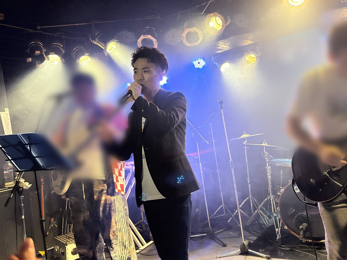 ご報告

先日、東京某所にて自身2度目のミリオンライブのカバーバンドライブでボーカルを務めさせていただきました！

一度きりの夢の舞台と思っていたものが、ありがたいことに夢の続きを見させていただきました　許されるのならばこの仲間達ともっと歩んでいきたいです　本当にありがとう！