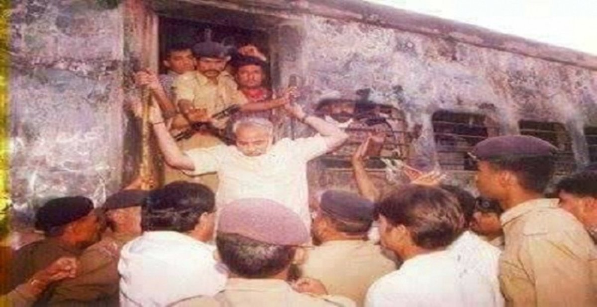 कभी थे अकेले हुए आज इतने,
नही तब डरे तो भला अब डरेंगे 
विरोधों के सागर में चट्टान हैं हम,
जो टकराएंगे मौत अपनी मरेंगे ।
~ श्रद्धेय अटल बिहारी वाजपेयी