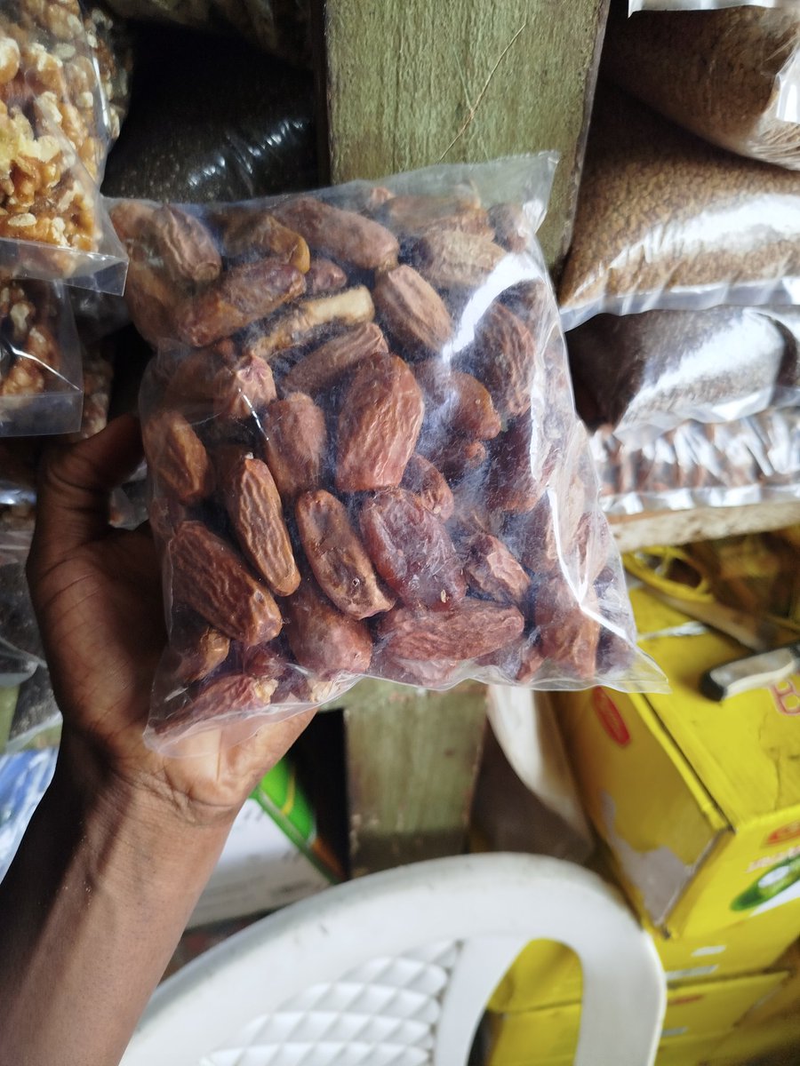 kewir_tracy's tweet image. Dates available 
Location Douala 
1kg 5000
1/2kg 2500
The picture shows 1/2kg
Grab yours now before it gets finished 
#dates #HealthyEating