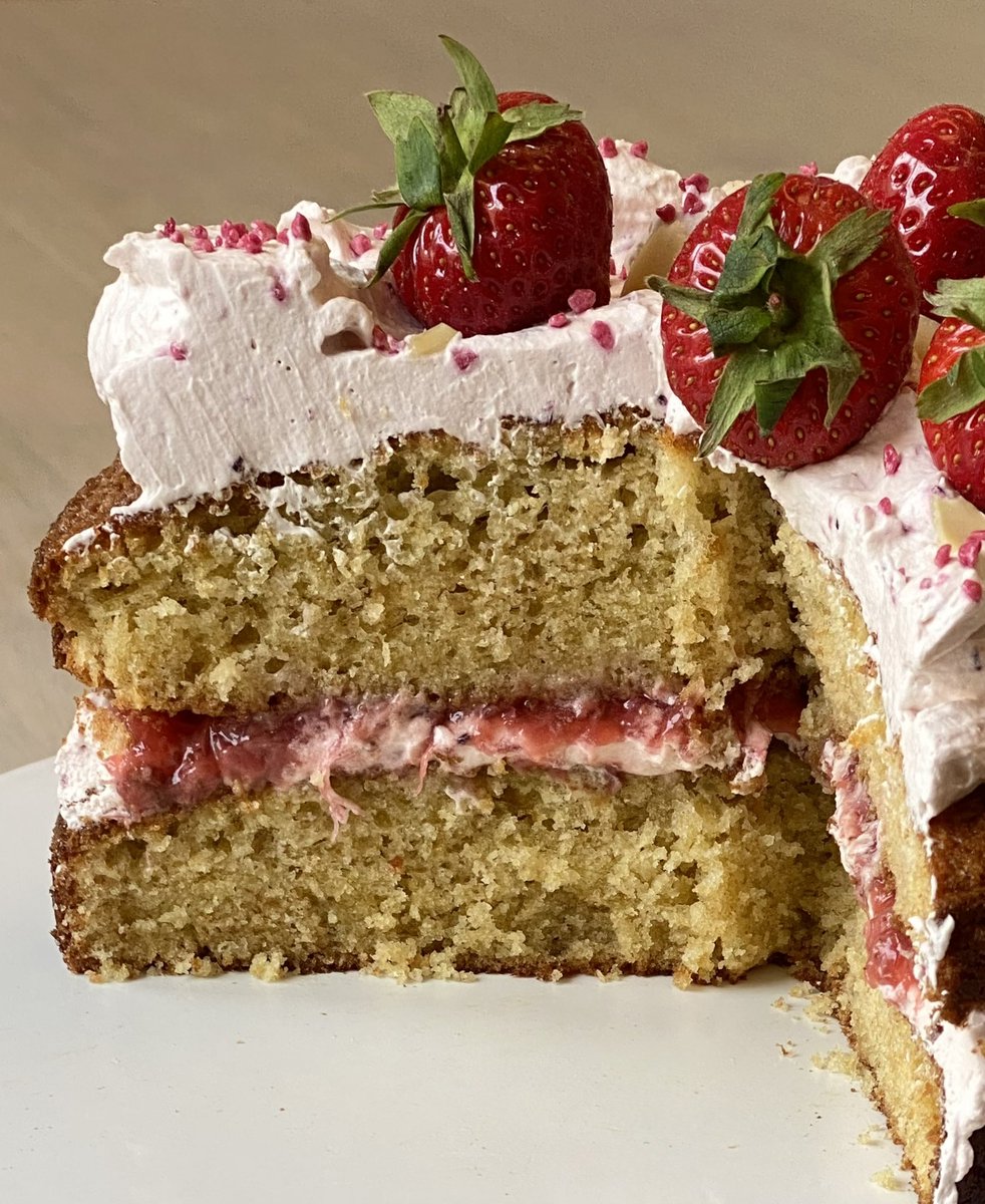 saweeeties's tweet photo. almond olive oil sponge, strawberry chamomile compote, raspberry honey whipped cream 🍓 https://t.co/eYoXtU6Oks