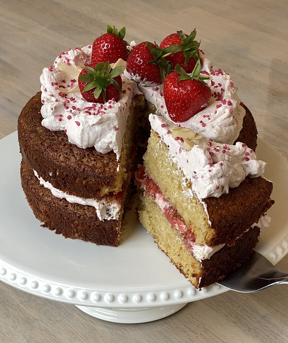 saweeeties's tweet photo. almond olive oil sponge, strawberry chamomile compote, raspberry honey whipped cream 🍓 https://t.co/eYoXtU6Oks