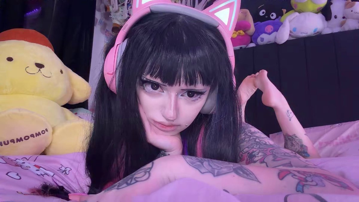 etchasketchx's tweet photo. What that one girl who makes it a problem for you existing looks like: https://t.co/XIJMOyNtFi