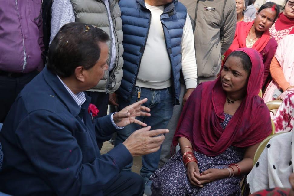 पैसाले मात्र खुशी दिने भए, संसारकै धनीहरूको सूचीमा परेका विनोद चौधरीले सम्भवतः संसारकै गरिबको झुपडीमा गएर एक भोटका लागि हात जोड्नु पर्दैनथ्यो होला। पैसा र खुशी फरक कुरा रहेछन्।  #पैसा #खुशी