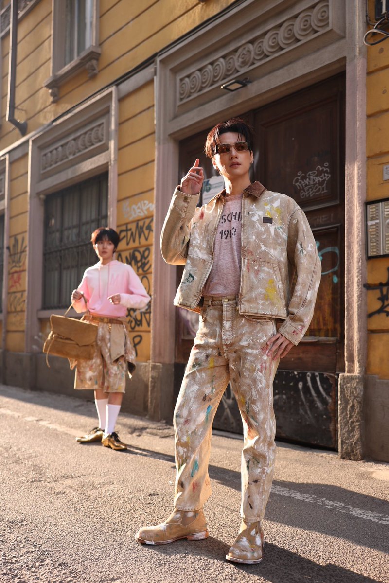 ส่งตรงจากมิลานกับลุคของสองนักแสดงหนุ่ม #เก่งหฤษฎ์ บัวย้อย #harit_keng และ #น้ำปิงนภัสกร ปิงเมือง #nampingster ก่อนเข้าร่วมชมโชว์ #moschinofw26 autumn/winter 2026 ณ กรุงมิลาน ประเทศอิตาลี #harit_keng #nampingster #moschino  #kengnampingwithmoschino #patluxurygroup #KengNamping