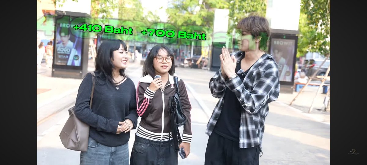 Elizacf1's tweet photo. That dynamic was so funny. I’d be happy too if Smart gave me money 😍
That was such good promotion, my handsome boy 🤭
You can watch the video here: 😍
https://t.co/33Eds1Xcb0
#smartchisanupong #smartcsnp #CSNP #LOWBATT https://t.co/K1EoDpw1y8