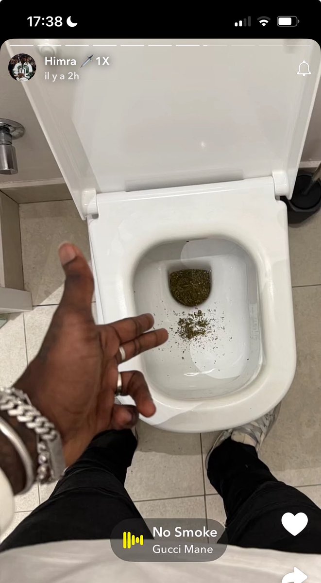 brrvmah's tweet photo. « Lumière de Dieu »préfère fumer la khé au lieu de jeûner en plein mois de carême 
On a toujours su que pour toi la c’est pas we de djizoss ow 🤣🤣 https://t.co/VYOvZCWidv