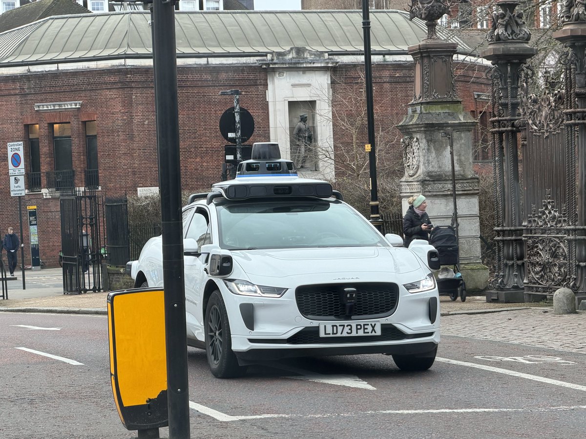 Was sagen die #Tesla jünger eigentlich dazu, dass #Waymo mittlerweile in Brüssel Testfahrten durchführt und bald auch in Europa uneinholbar vorne sein wird?!