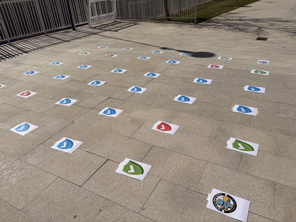 arcipreste2009's tweet photo. Un grupo de docentes de #Avila descubrieron actividades desenchufadas al ritmo de Alessandro Bogliolo y una adaptación de su CodyColor. Actividad directa al mapa.
#EUCodeWeek #ComputationalThinking #UnpluggedCoding #CodingForAll #TeacherResources #DigitalSkills #Education https://t.co/2RqFp96Hmt