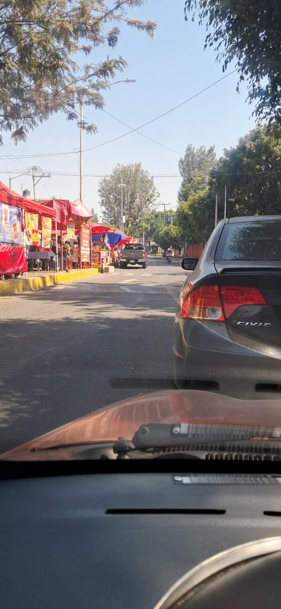 mac_luz210's tweet photo. Compañeros descienden de su transporte, ya es hora de que ponga orden, afectan El libre y seguro tránsito de estudiantes https://t.co/XGpx5hGVf9