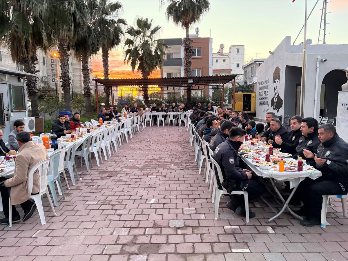 Emniyet Amirliğimizin düzenlemiş olduğu iftar programına katılarak Ramazan’ın bereketini ve birleştirici gücünü paylaştık.

Toplumumuzun huzuru için gece gündüz demeden görev yapan kahraman polislerimizle aynı sofrada buluşmak bizler için bir onurdu. Nazik davetleri ve samimi