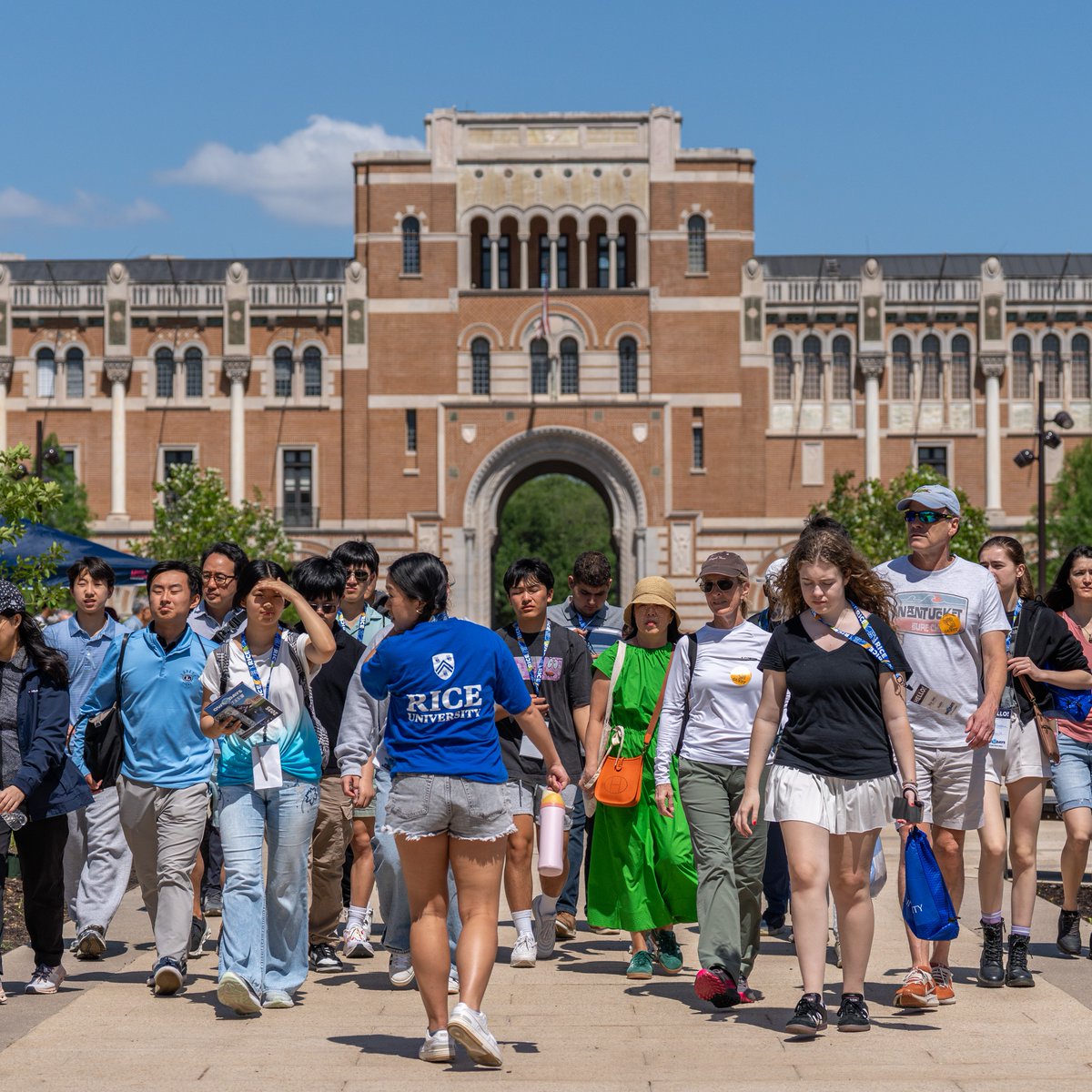 RiceAdmission's tweet photo. Choosing a college is about more than just the classroom, it’s also about finding the place where you belong. Join us for a campus tour to meet our community and see what life is really like as a student at Rice! Register at https://t.co/npK6Nq1dht. #RiceAdmission #CollegeTours https://t.co/N6WD0iX3z0
