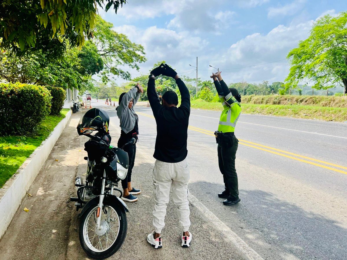 laVozdelSS's tweet photo. 🚔 #Córdoba | La Policía Nacional, a través de la @TransitoPolicia  e, realiza pausas activas en las principales vías del departamento.
🧘‍♂️ Conductores se detienen unos minutos para estirarse, hidratarse y recuperar la concentración.

La fatiga al volante puede costar vidas. https://t.co/rl6bJ9HM7M