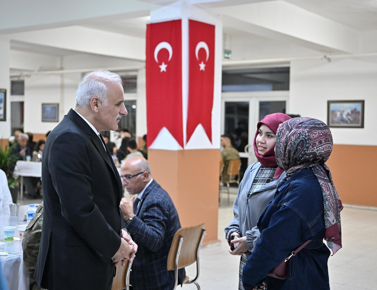 dbakirvalilik's tweet photo. Valimiz Murat Zorluoğlu, 7. Kolordu Komutanlığı ev sahipliğinde düzenlenen iftar programına katılarak, aziz şehitlerimizin emanetleri ve kahraman gazilerimizle iftarın bereketini paylaştı.

Şehitlerimize rahmet, gazilerimize sağlıklı ömürler diliyoruz. 🇹🇷

@vali_zorluoglu https://t.co/LTc0DkRCcL