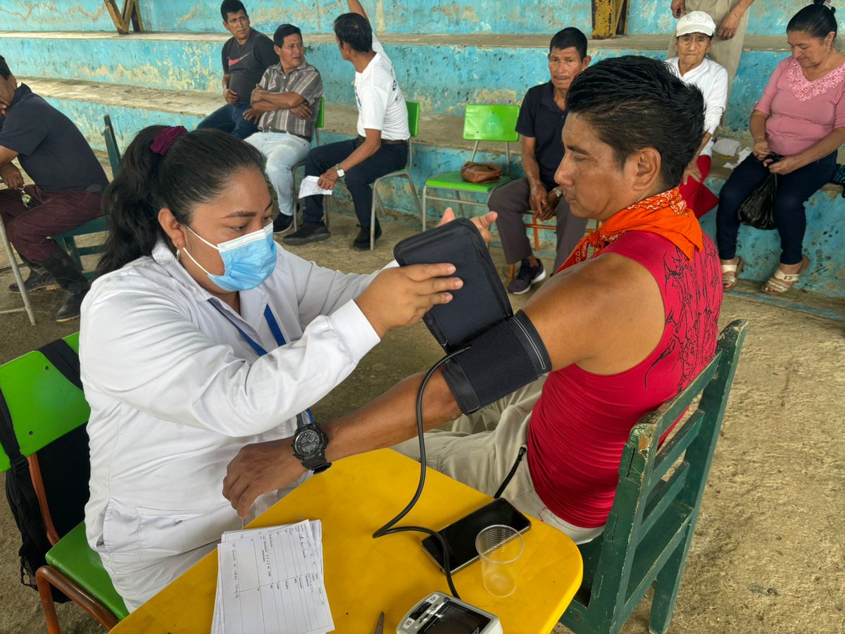 IESSNapo's tweet photo. 📍 ¡En territorio!

El equipo del Seguro Social Campesino de @IESS_Napo visitó la comunidad de Campana Cocha, en la parroquia Ahuano, para brindar atención integral a nuestros afiliados. 🏥✨.
•Toma de signos vitales y presión arterial. 
•Atención odontológica en sitio. https://t.co/LrpCWgJakv
