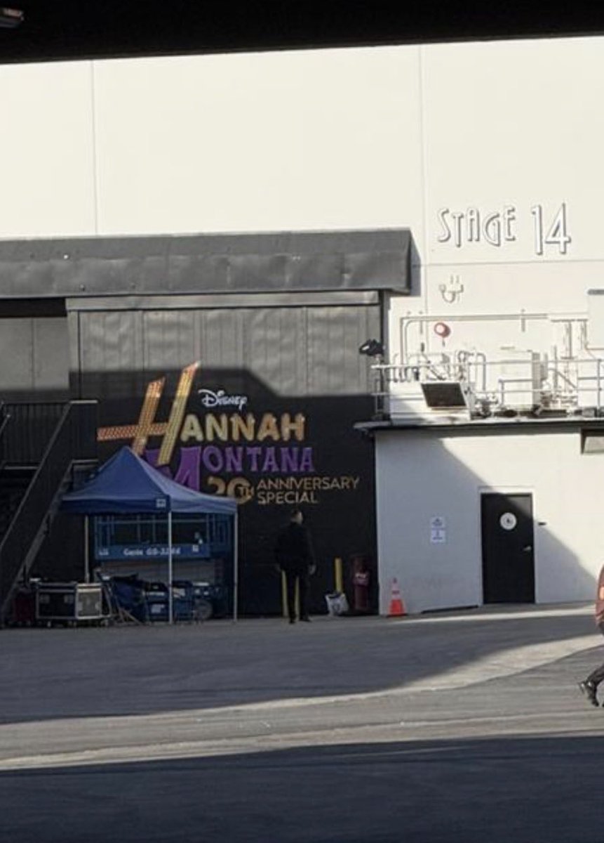 NoticiasSmilers's tweet photo. Ya hay fans esperando en la cola para la grabación del 20º aniversario de Hannah Montana 🎤✨

No se permitirán móviles durante el evento y la grabación durará aproximadamente 3 horas.

Además, ya circula una primera imagen del set  desde fuera 👀🎬 https://t.co/tN1keJrw48