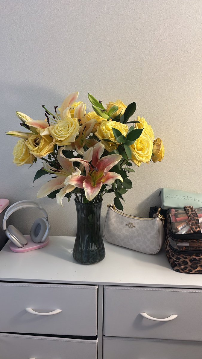 NALIYAHD_'s tweet photo. Before the month ends here’s the flowers I’ve gotten this month💐💓 https://t.co/KS1ABTCzOD
