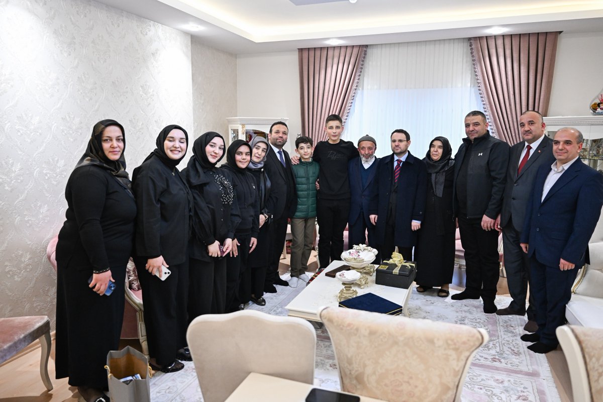 Cumhurbaşkanımız Sayın Recep Tayyip Erdoğan’ın davasına gönül veren, teşkilatımızın çınarı 80 yaşındaki Abdullah Taşkın amcamızı ve ailesini evinde ziyaret ettik.

Kıymetli büyüğümüzün tecrübelerinden istifade ettik, hatıralarını dinledik, duasını aldık. Abdullah amcamıza