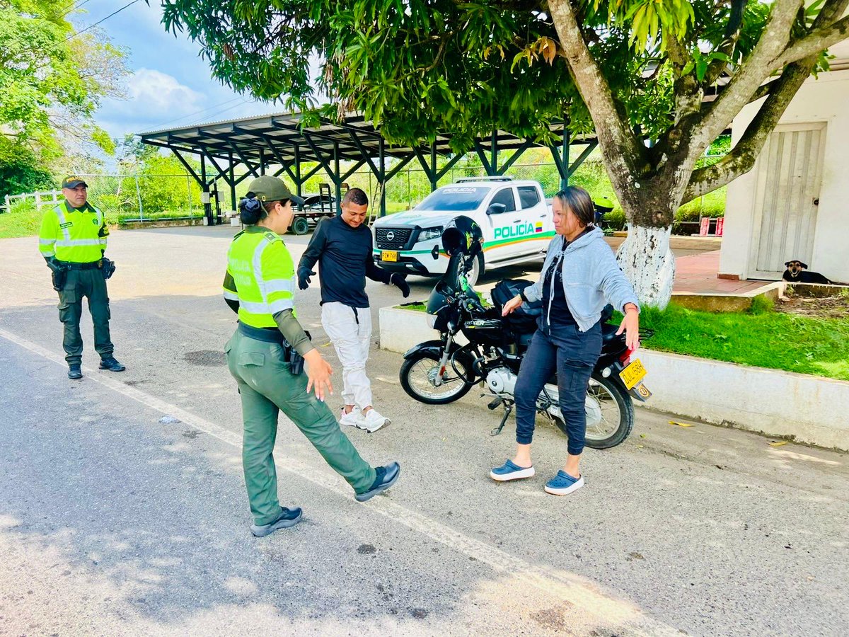 CordobaLinea's tweet photo. ⚠️ El cansancio reduce los reflejos y aumenta el riesgo de siniestros viales.

Por eso, uniformados de @TransitoPolicia  implementan jornadas de activación física para conductores de carga, transporte público y particulares.

Detenerse unos minutos puede marcar la diferencia. https://t.co/0UbrPJTBtt