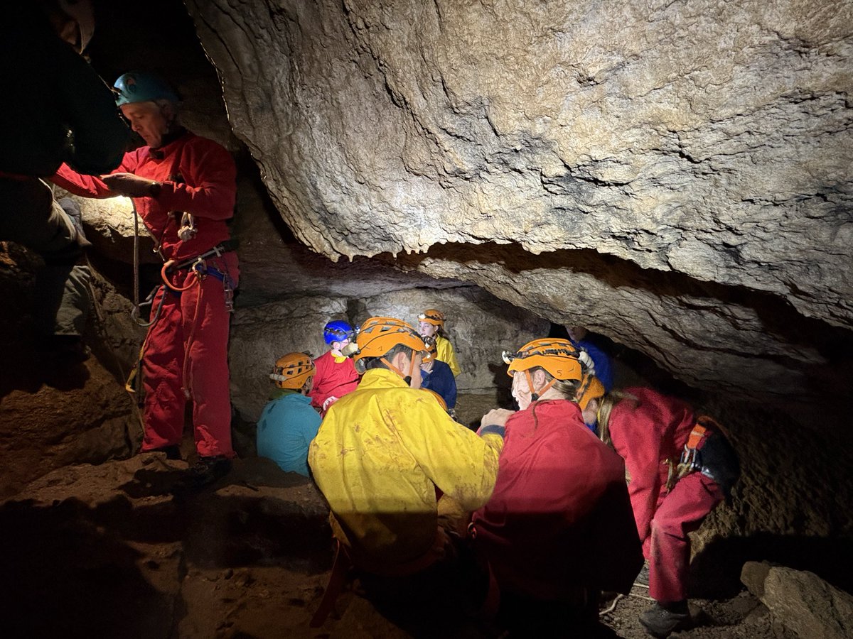 Sortie spéléologie sur le site de Peyroche pour la section sportive scolaire du collège Ageron de Vallon Pont D’Arc. Des élèves engagés dans la pratique exigeante de cette activité accompagnés par leur professeur d’EPS et un professionnel spéléologue <a href="/Dsden07/">Ardèche-Direction académique</a> <a href="/crepsvpa/">CREPS Rhône-Alpes</a>
