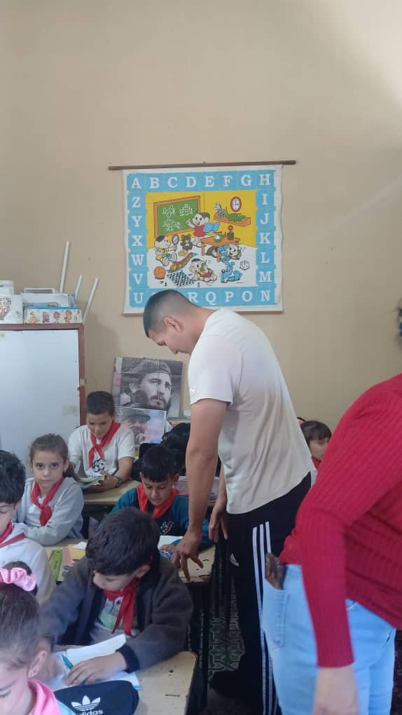 jssalvador03's tweet photo. 🤝 Nuestros estudiantes demuestran su compromiso con el pueblo villaclareño. Manos a la obra por el bienestar de todos. #UCLVNuestra #FEMEduca #EducandoPorAmor #SomosContinuidad
@ivanie_lucena @liennygp @UCLVCU https://t.co/DH1IxLq28F