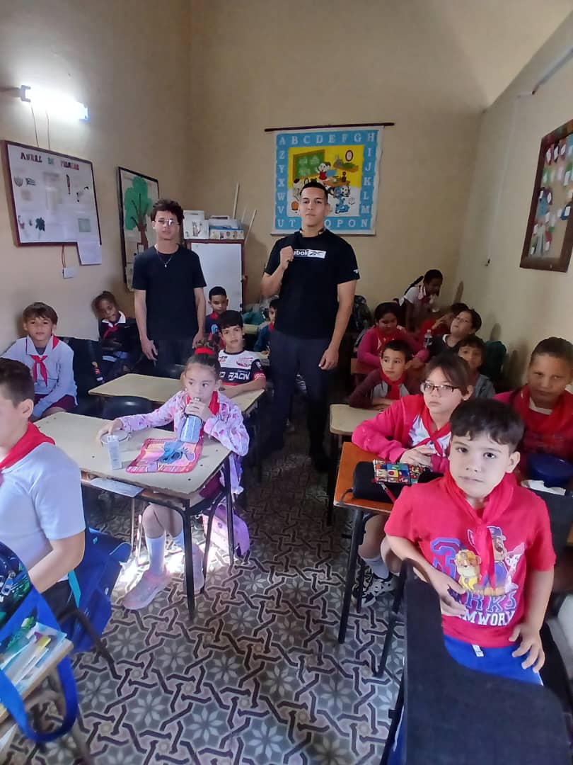 jssalvador03's tweet photo. 🤝 Nuestros estudiantes demuestran su compromiso con el pueblo villaclareño. Manos a la obra por el bienestar de todos. #UCLVNuestra #FEMEduca #EducandoPorAmor #SomosContinuidad
@ivanie_lucena @liennygp @UCLVCU https://t.co/DH1IxLq28F