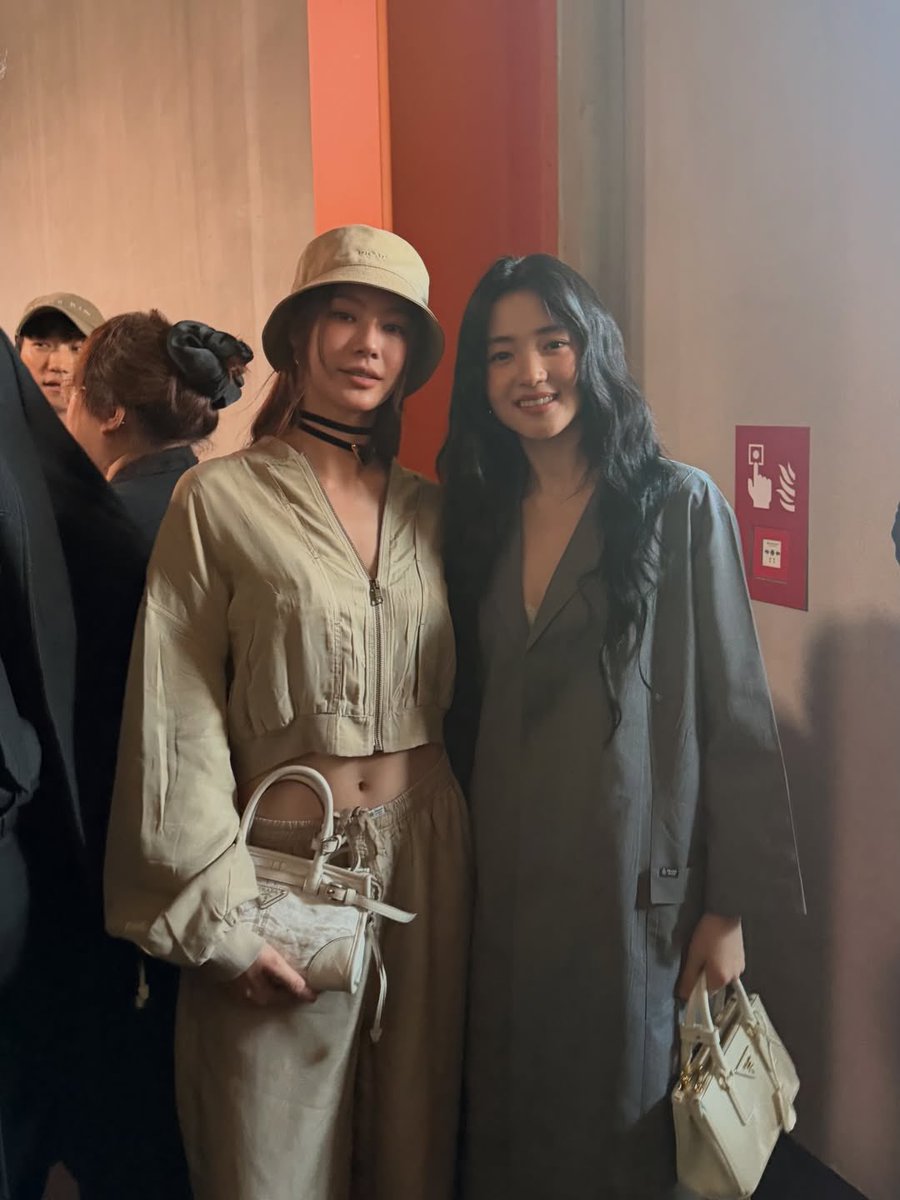 โอ้มายก้อชชชช พี่น้ำตาลกับคิมแทรี ทุกคนตื่น อมกกกกกกดกกกดกกกกเฟรมนี้แรงมากกกก

NAMTAN DA PRADA FW26
#PradaFW26xNamtan <a href="/Prada/">PRADA</a> 
#PRADAFW26 #PRADA