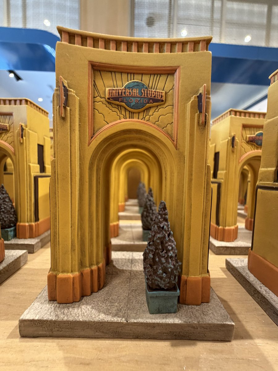 Spotted in Citywalk! Does this mean the arches aren’t changing color? <a href="/UniversalORL/">Universal Orlando Resort</a>