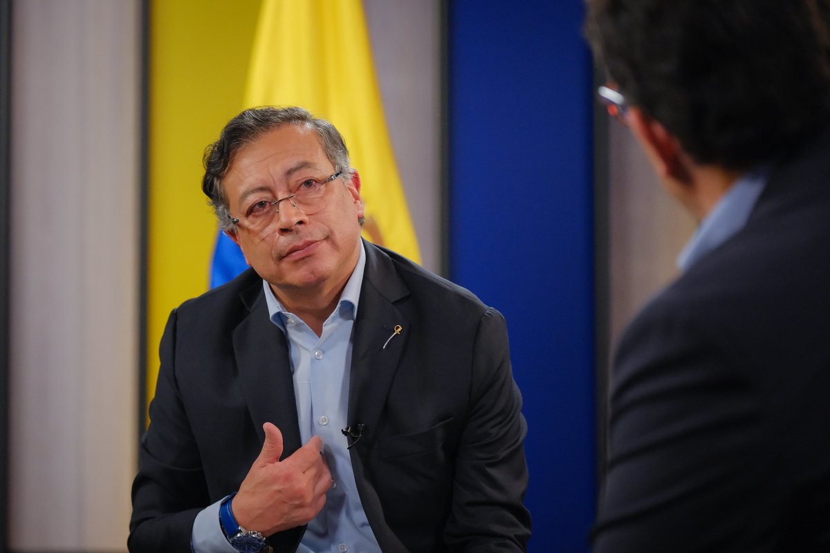 RadNalCo's tweet photo. #Actualidad | El presidente @petrogustavo advirtió que, si el Congreso de la República no aprueba la reforma a la salud en el próximo periodo legislativo que inicia en marzo, las EPS intervenidas por el Gobierno Nacional serán liquidadas, y sus usuarios pasarán a las pocas que permanezcan operando.

Sobre la Nueva EPS, controlada por el Gobierno, el mandatario aseguró que planea adscribirla directamente al Ministerio de Salud y cubrir la deuda correspondiente con vigencias futuras.

“A pesar del acto delictivo de ocultar sus deudas, cuyos responsables están siendo procesados, esta EPS tiene una ventaja sobre las demás: la mitad pertenece al Estado y la otra mitad de su deuda es histórica de la Nación, porque provenía del antiguo Instituto de Seguros Sociales, privatizado y despojado de sus recursos”, señaló.