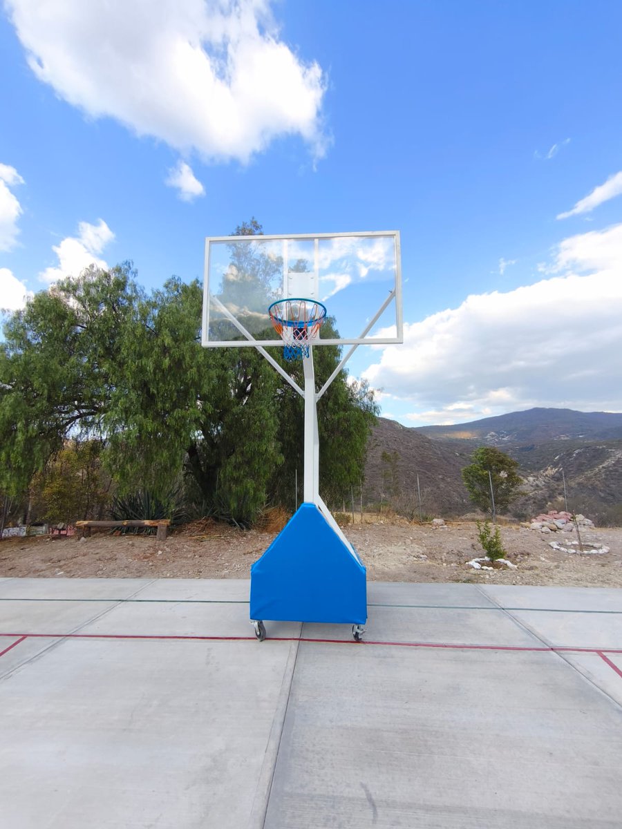 blancaluzmtz's tweet photo. ¡Compromiso cumplido con el EMSaD 60 Villa de Chilapa de Díaz!, fueron entregados tableros de básquetbol para la cancha de usos múltiples de nuestra escuela. Ahora nuestros jóvenes cuentan con espacios dignos para su sana recreación. https://t.co/V4SLoZ0uw5
