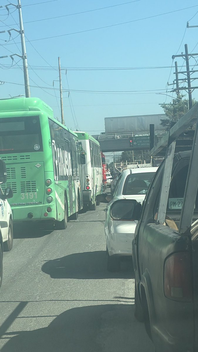 nael_85's tweet photo. @daniel_carrillo no es posible que este cruce siga siendo un caos y no puedan terminar, ya tiene más de un año, vengo con mi mamá del hospital y ya llevo 20 min en este tramo y son las 11 de la mañana, pero síguele peleándote con el metro, diego Díaz con nogalar https://t.co/nTdurRHvWt