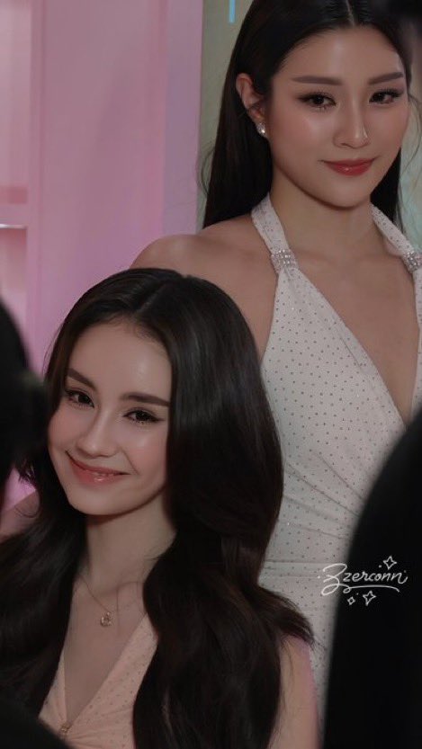 Ustedes entienden cómo la mira 🥺

GINNY JAYNA BRIGHT WITH LOREAL
#LOrealGlycolicXGinJay