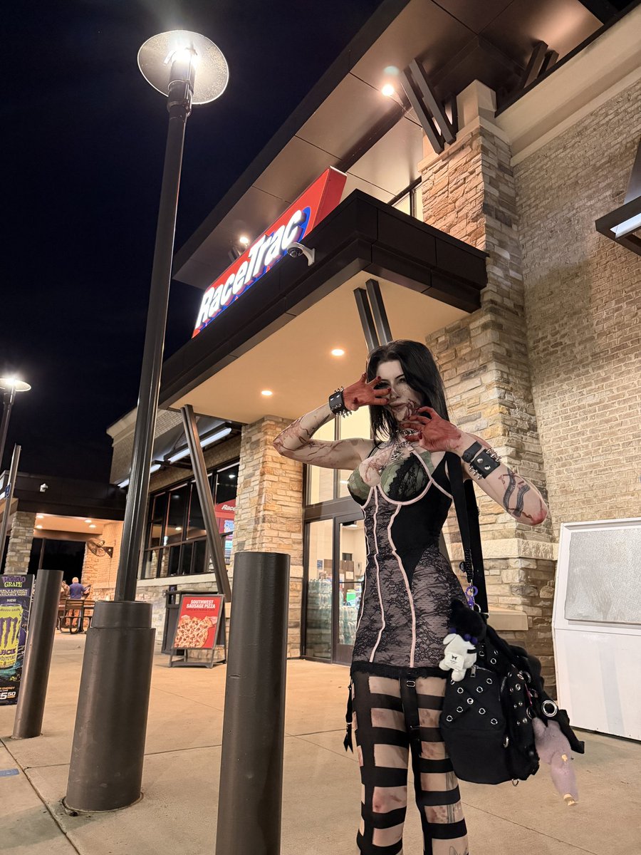 Happy Friday from your favorite succubus 🖤