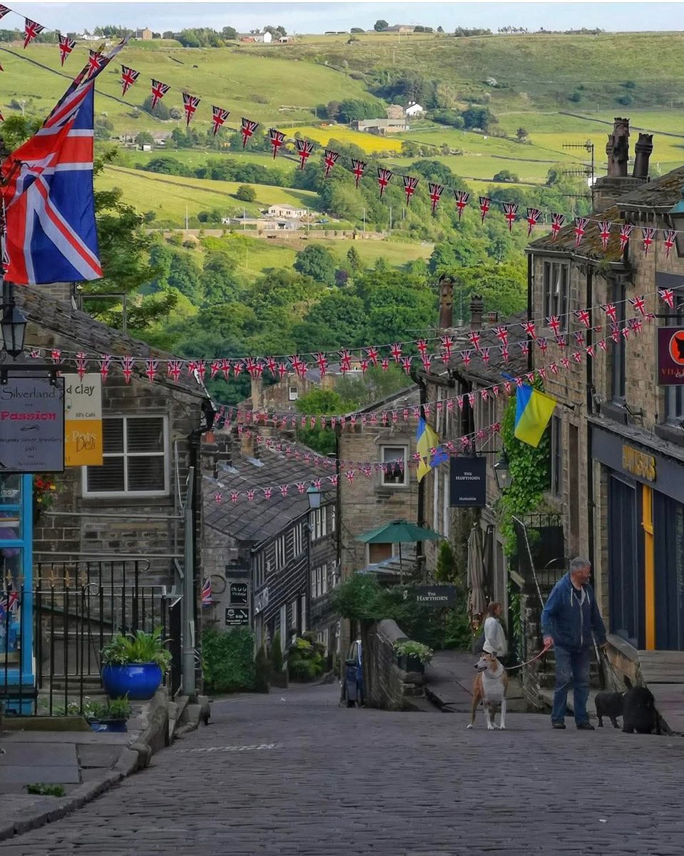 echoesofworld's tweet photo. Haworth, England https://t.co/vfzT7BfUVY