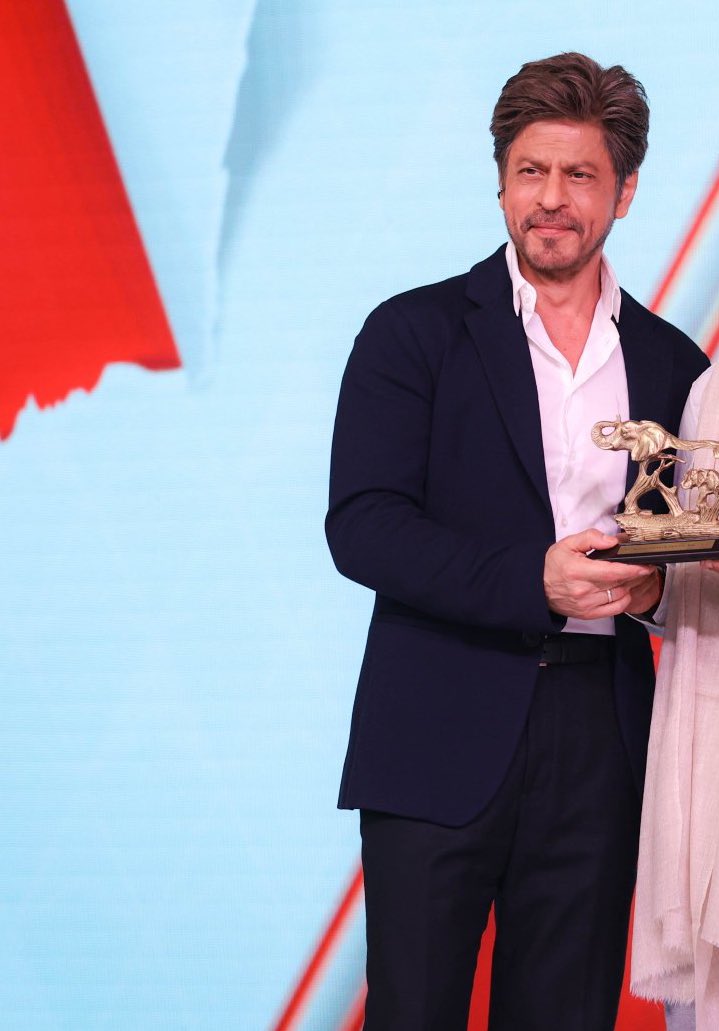 asmasun01's tweet photo. Handsome @iamsrk. https://t.co/vgMfRRrhxZ
