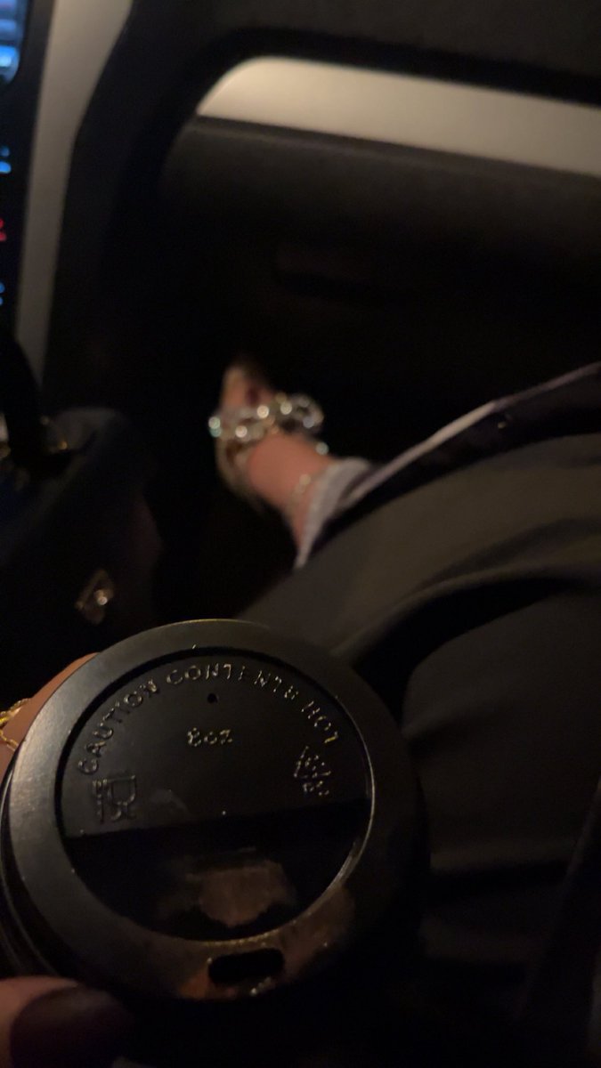 raghaadd03's tweet photo. يوم شفت الورد ينبت على أطراف الطريق قلت أكيد إنك تمرين دايم .. من هنا 🖤. https://t.co/w9ej0Fj9Mq