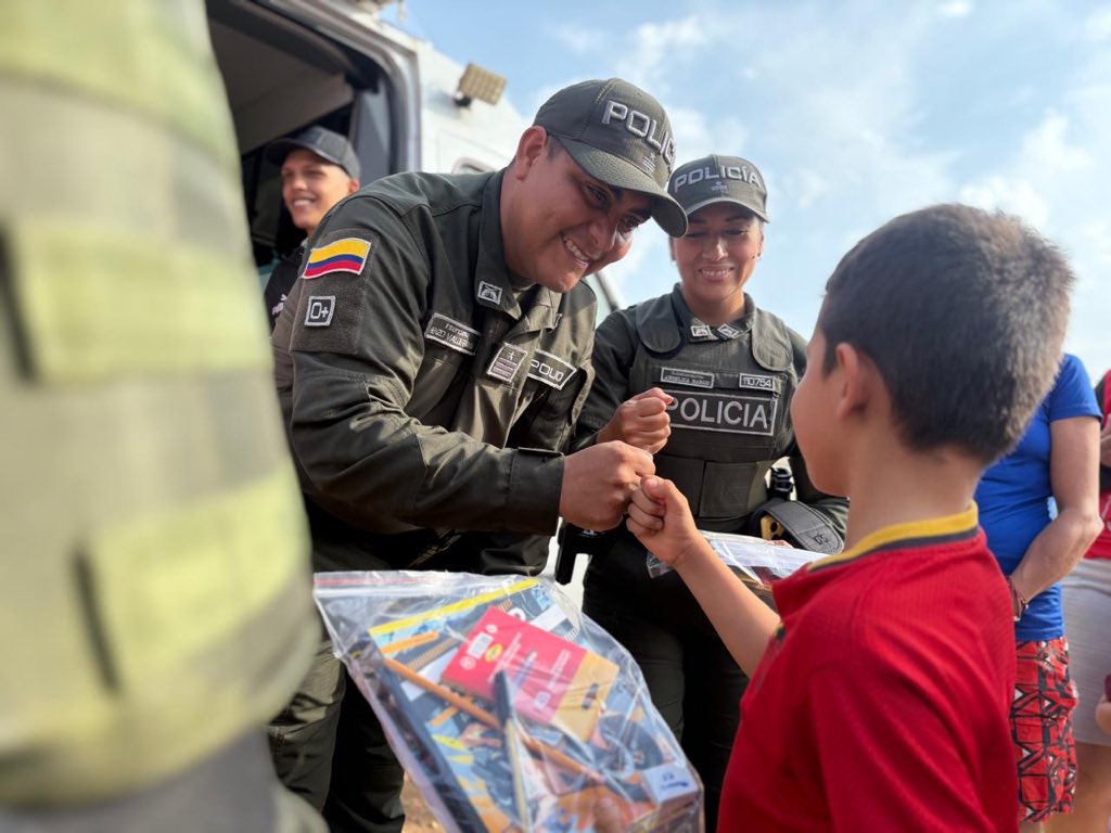 PoliciaCucuta's tweet image. #Dignidad | 👮‍♂️📚 Lideramos jornada contra el reclutamiento y entrega de útiles, protegiendo a nuestra niñez.

🤝 La barra la Migra reafirmó: “Somos una hinchada ejemplar, promovemos la paz, el respeto y la unión dentro y fuera del estadio”. 🇨🇴
