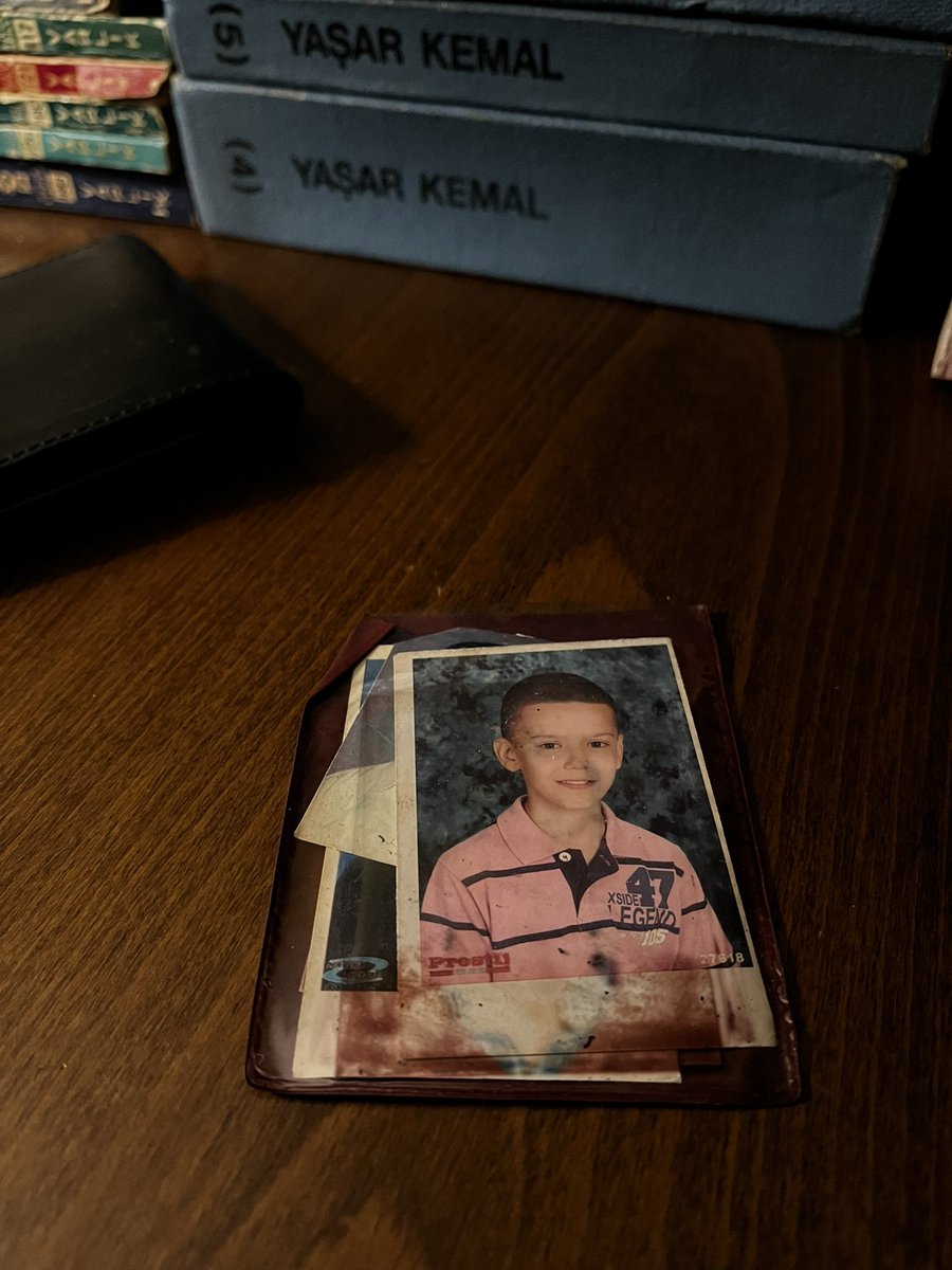 Morgdan cüzdanını verdiler bugün. İçinde çocukluk fotoğrafım varmış. Boğazıma bir yumru, elime sıktığım bir yumruk bırakıp gittin yine, tabutun da çok ağırmış. Beni seviyomuşsun ya, tek tesellim bu. İzninle kalbimden dökülen son cümle; ben de seni hep sevdim. Elveda baba.