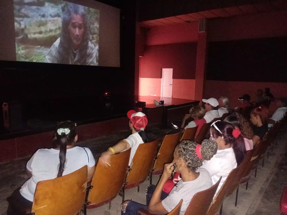 Como parte de la 36 Cruzada Teatral Guantánamo-Baracoa se desarrolla en el Cine Sabanalamar de San Antonio del Sur el evento Cruzando el Lente, con la colaboración del Centro Provincial de Cine y la proyección de audiovisuales sobre la huella indocubana en la cultura.