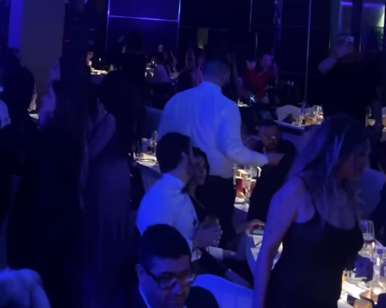 st3llin4444's tweet image. e comunque la manina di lui sembra proprio nella gamba di lei, e quella di lei nella gamba di lui, mi sciolgo 🫠♥️
#rashmer