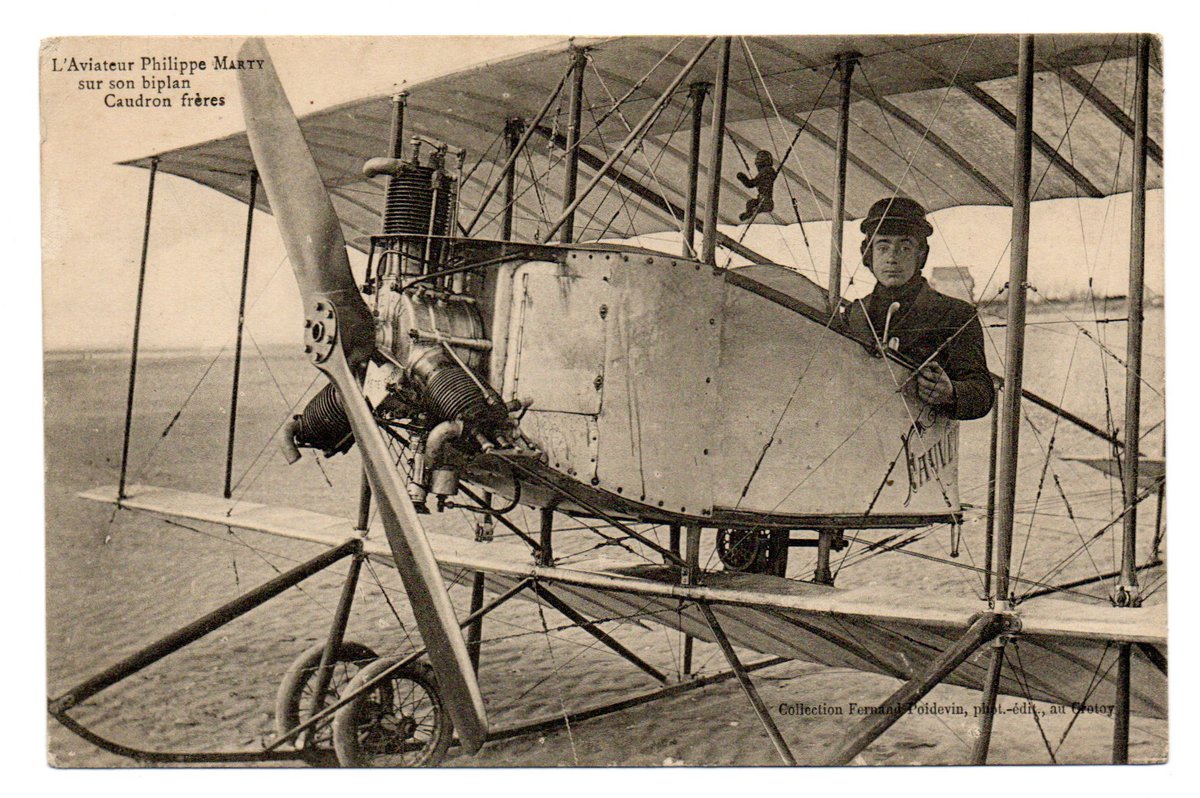 laurentalbaret's tweet image. [Aviation] Carte postale ✉️ neuve. « L'aviateur Philippe Marty sur son biplan Caudron frères ». Photo de Fernand Poitevin prise au Crotoy, en 1912. 
Ouvrier chez Caudron, breveté pilote le 27 mars 1912, chef pilote chez Caudron le 15 avril 1913 ✈️ #PassionCaudron #Acquisition