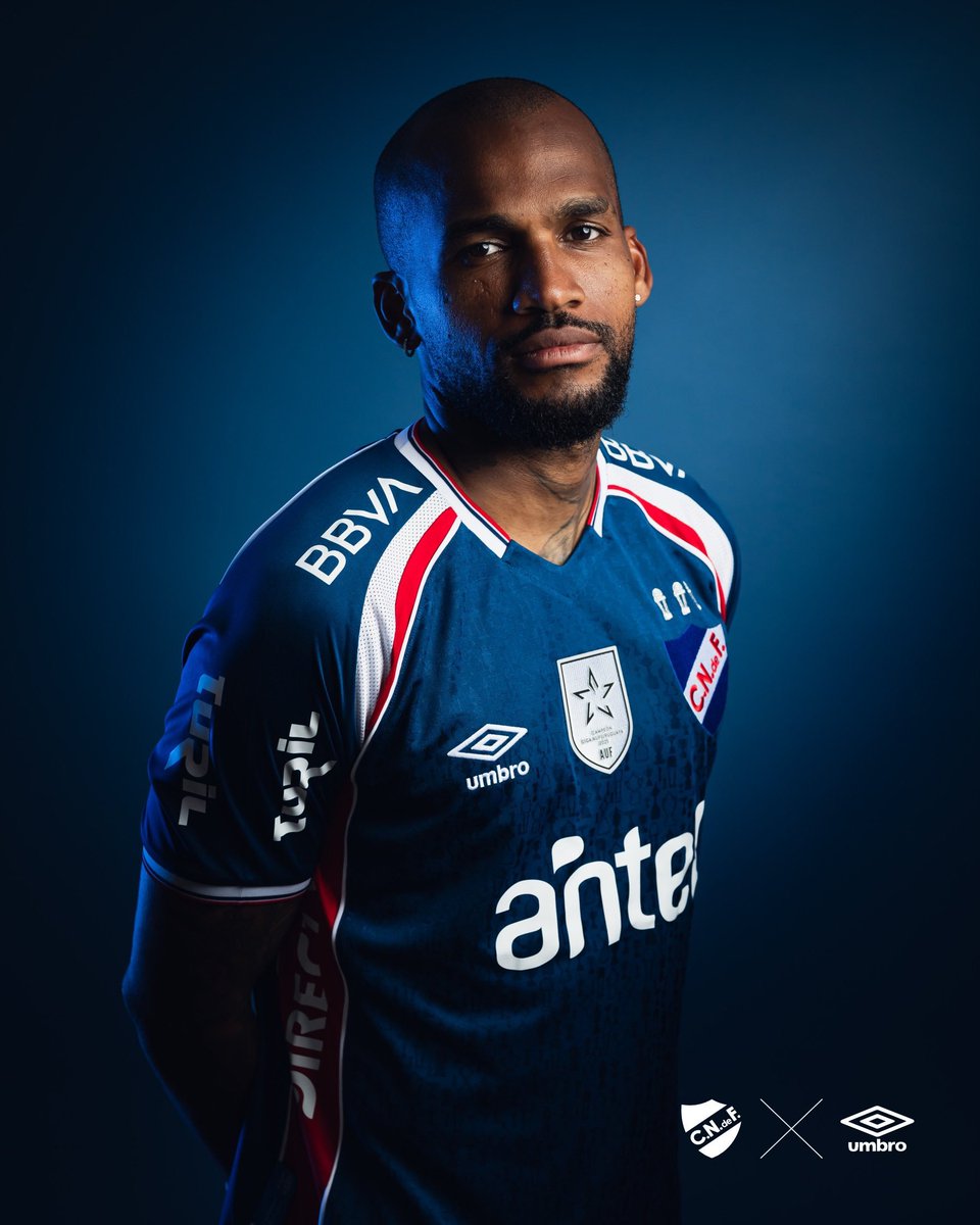 El_Robert_Bolso's tweet photo. Ta todo bien que a vos te calienten las 3 líneas pedorras en el hombro de Adidas pero mirá este despelote, no sean inmorales con papá umbro. https://t.co/fTwMqyLUul